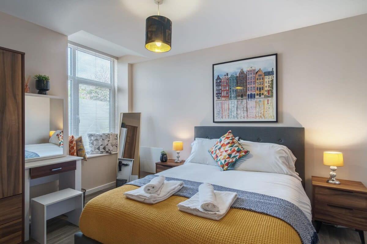 2 Bedroom Modern In Apartment