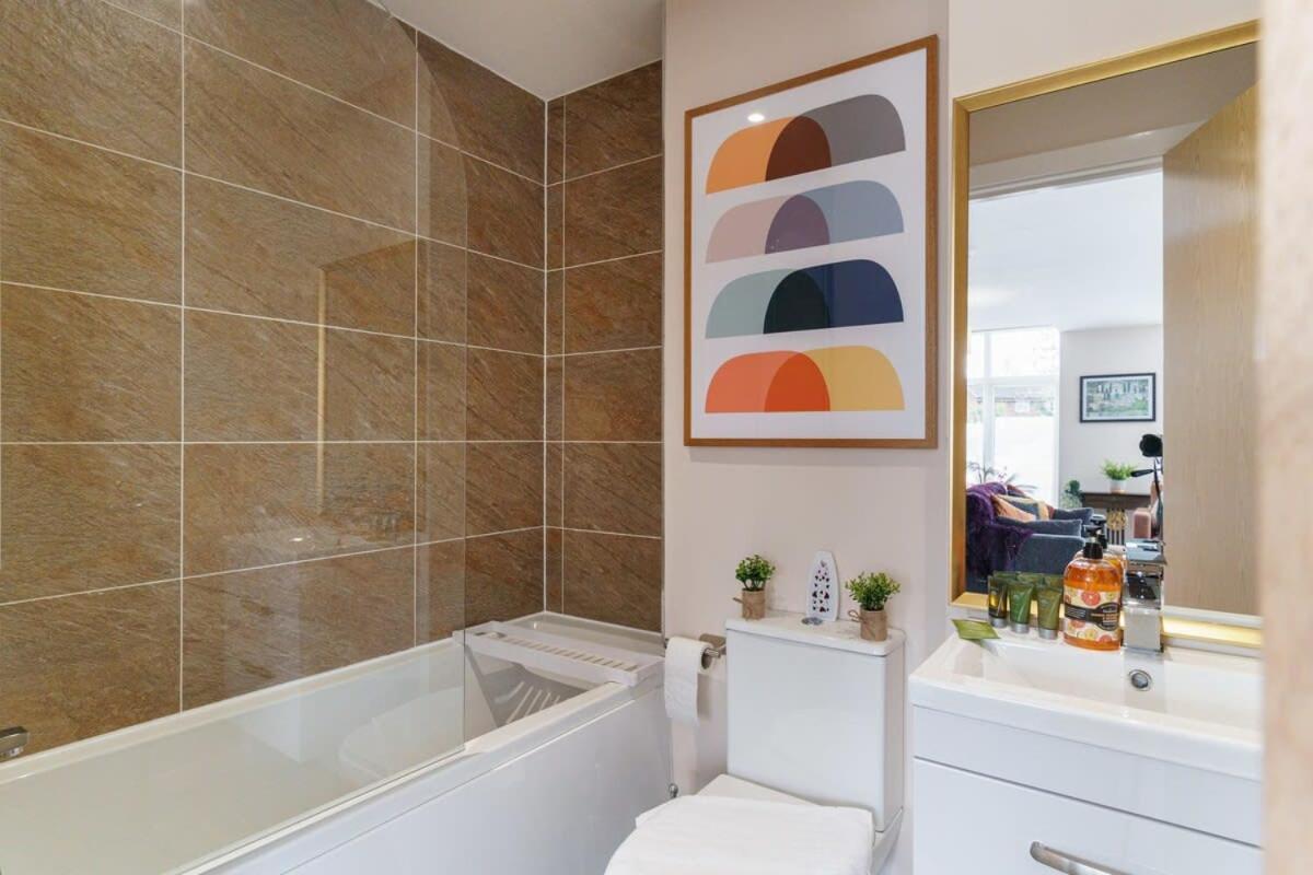 2 Bedroom Modern In Apartment